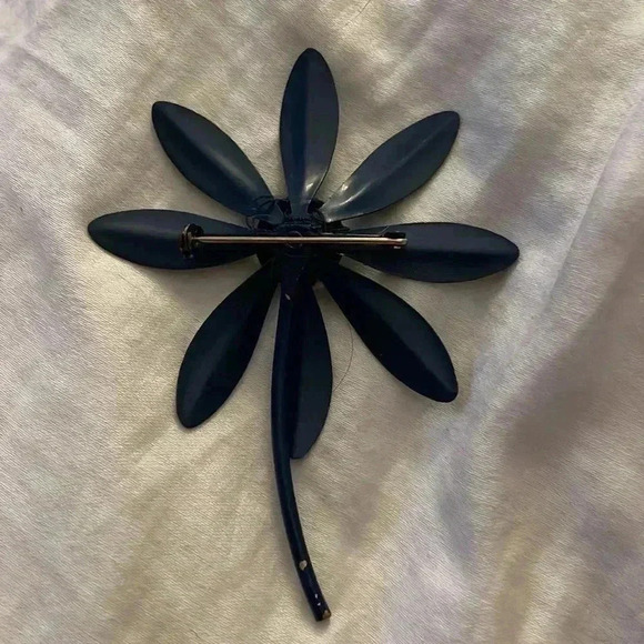 Genuine vintage Daisy age mod 1960s pin - Picture 2 of 3
